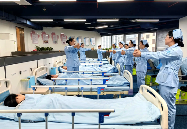广西：从“一人住院全家忙”新利体育平台 到“专业照护负担轻”(图2)