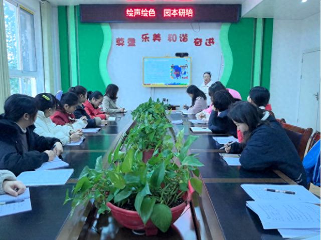 泸州市江阳区况场街道中心幼儿园开展艺术领域教学专题培训活动(图1)