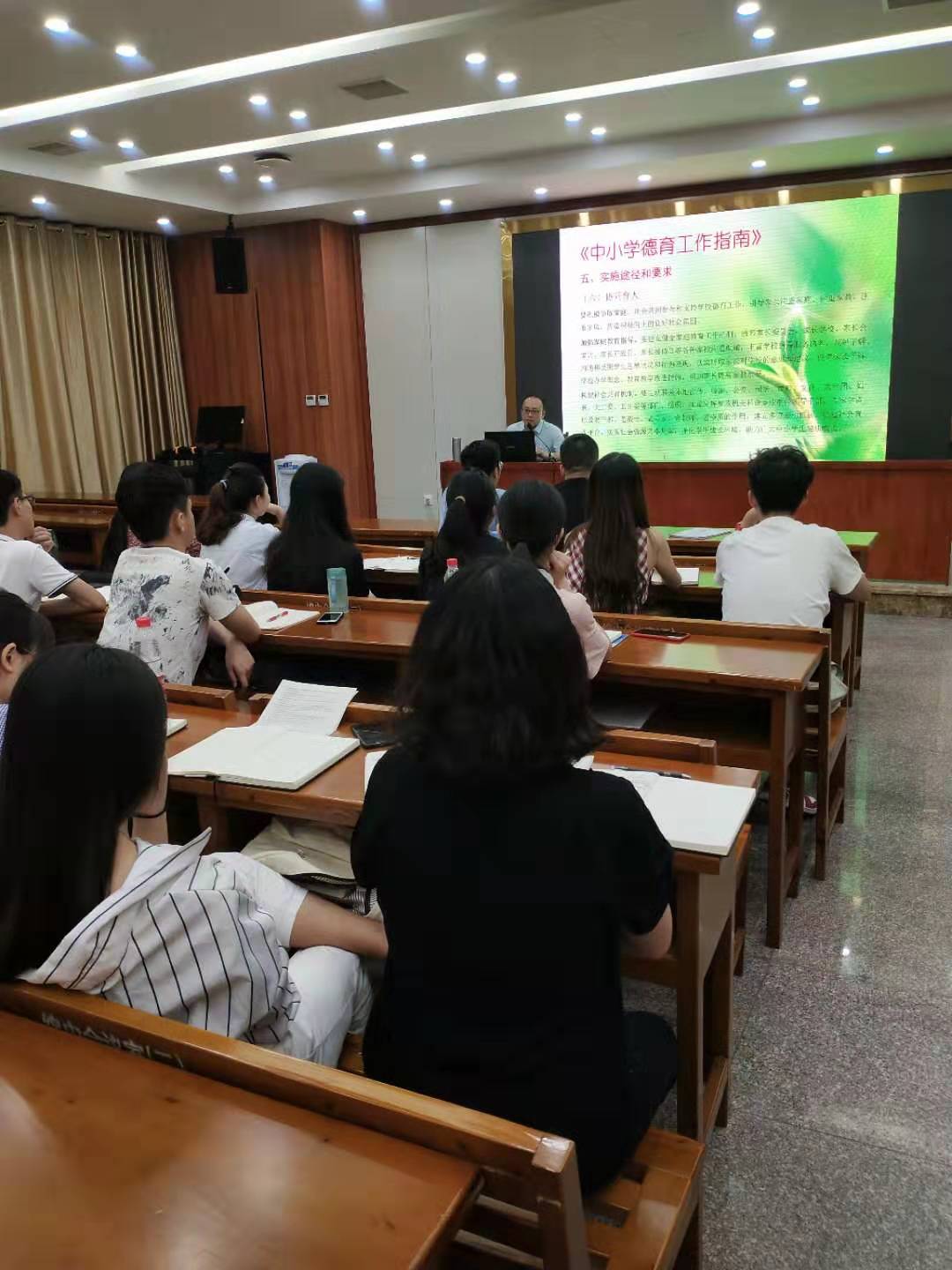 人民日报解码在线教育：隔屏上课如何改变教与学