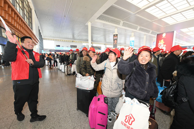 云南昆明启动农村劳动力“点对点”运输服务(图2)