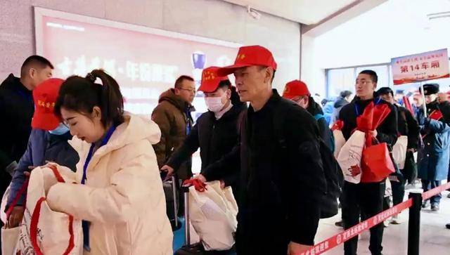 甘肃陇西：早上5点工会春风送岗精准服务(图1)