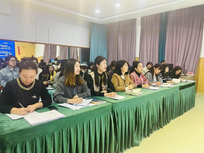 采撷众长 聚光成芒——东营区文苑幼儿园举行开学前二次培训(图1)