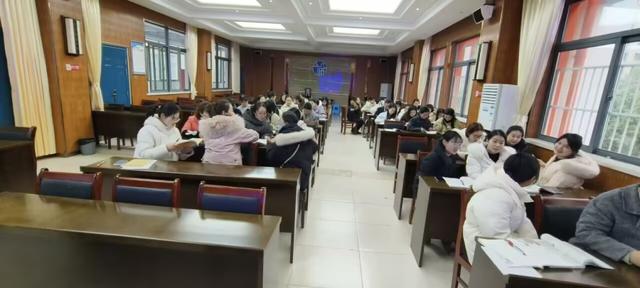 共研新教材 赋能新课堂——合肥市伦先小学语文组开展新教材培训活动新利体育APP(图3)