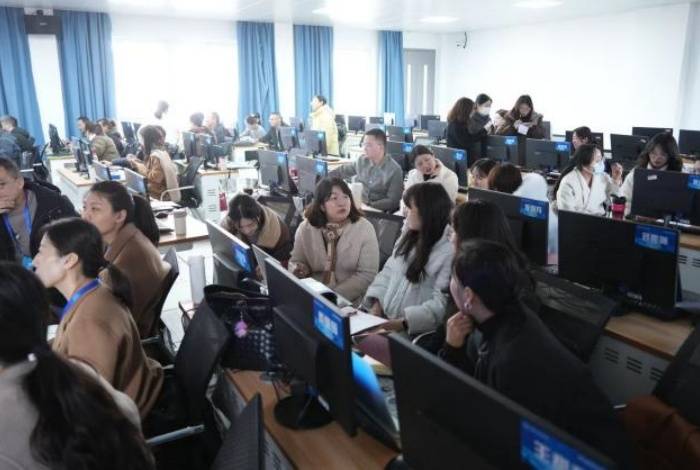 新利体育下载重庆城市科技学院人文学院教师参加AI师资专业培训(图5)