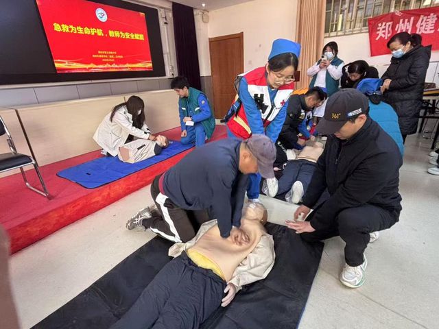 郑州市第五初级中学新利体育入口举行教师急救技能培训(图3)