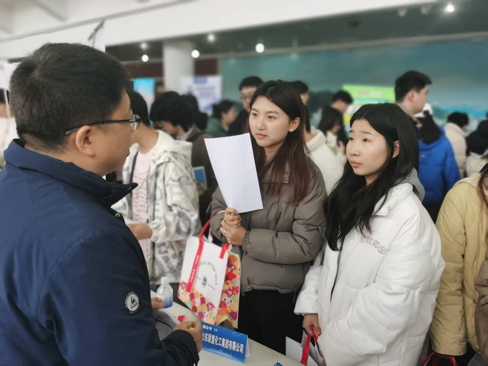 2025年“才聚潍坊直通名校”高校毕业生新利体育入口招聘活动走进青岛(图2)