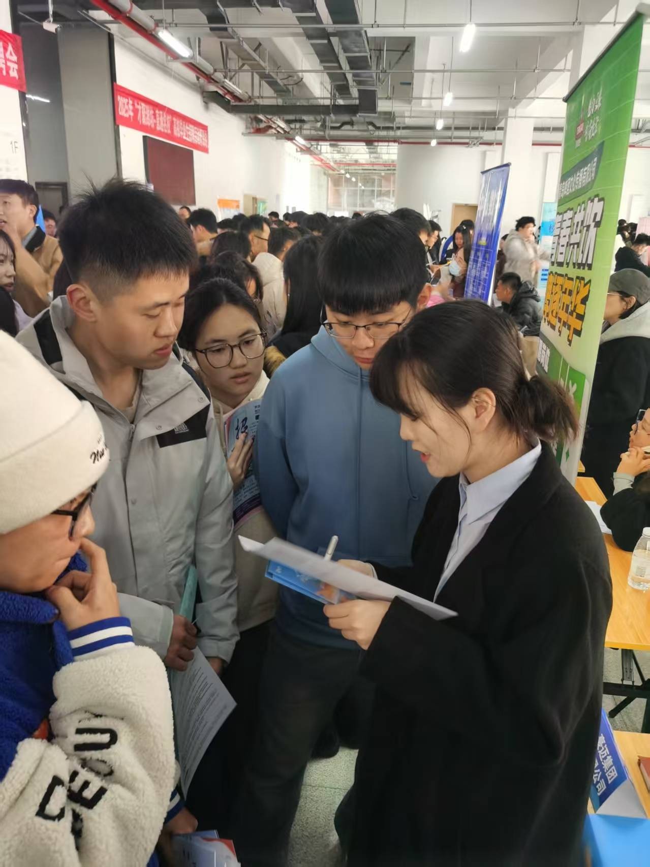 2025年“才聚潍坊直通名校”高校毕业生新利体育入口招聘活动走进青岛(图5)