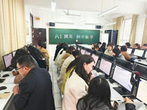 汉滨区江南小学开展AI技术培训赋能教师专业成长(图1)