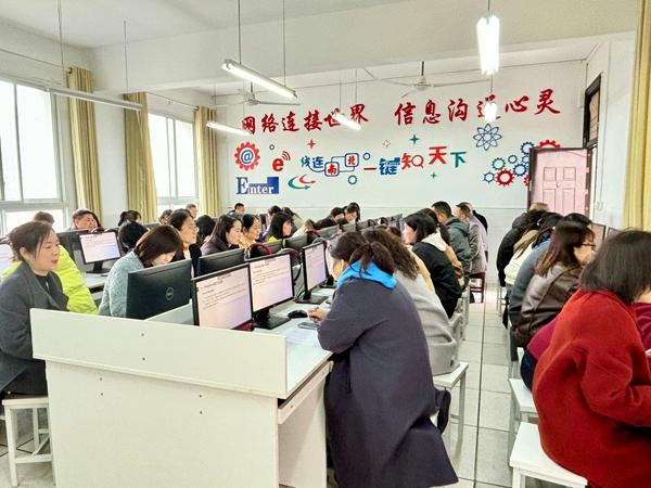 汉滨区江南小学开展AI技术培训赋能教师专业成长(图3)