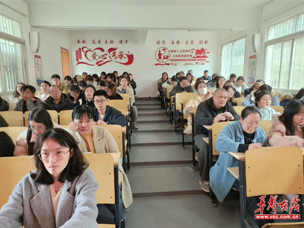 新利体育网址智启教育新篇 AI赋能未来 华塘中心学校开展“AI赋能课堂教学”专题培训(图2)