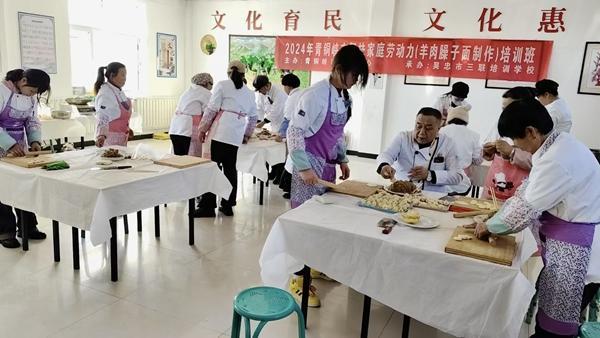 “吴忠厨师”劳务品牌带动青年“掌勺”当大厨(图1)