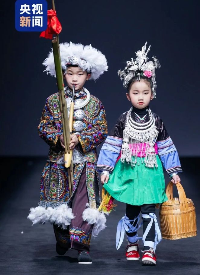 45个山里娃站上国际T台设计师讲述藏在衣服里的秘密(图3)