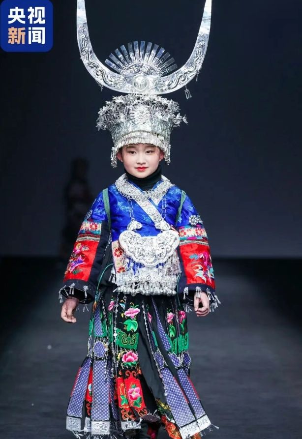 45个山里娃站上国际T台设计师讲述藏在衣服里的秘密(图2)