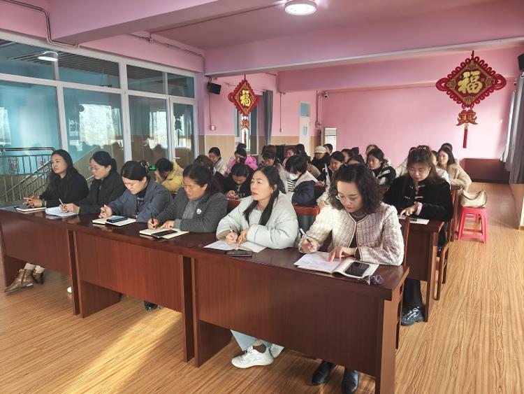桓台县索镇中心学校开展法律法规专题教师培训活动(图2) 桓台县索镇中心学校开展法律法规专题教师培训活动(图2)