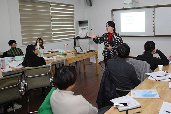 新利体育平台民族地区教育新突破小学道德与法治教材培训助力教师能力提升
