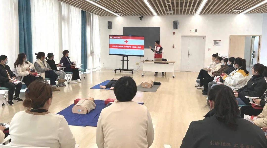 新利体育网址实训基地专业培训养老护理员“技能与知识双提升”(图2)