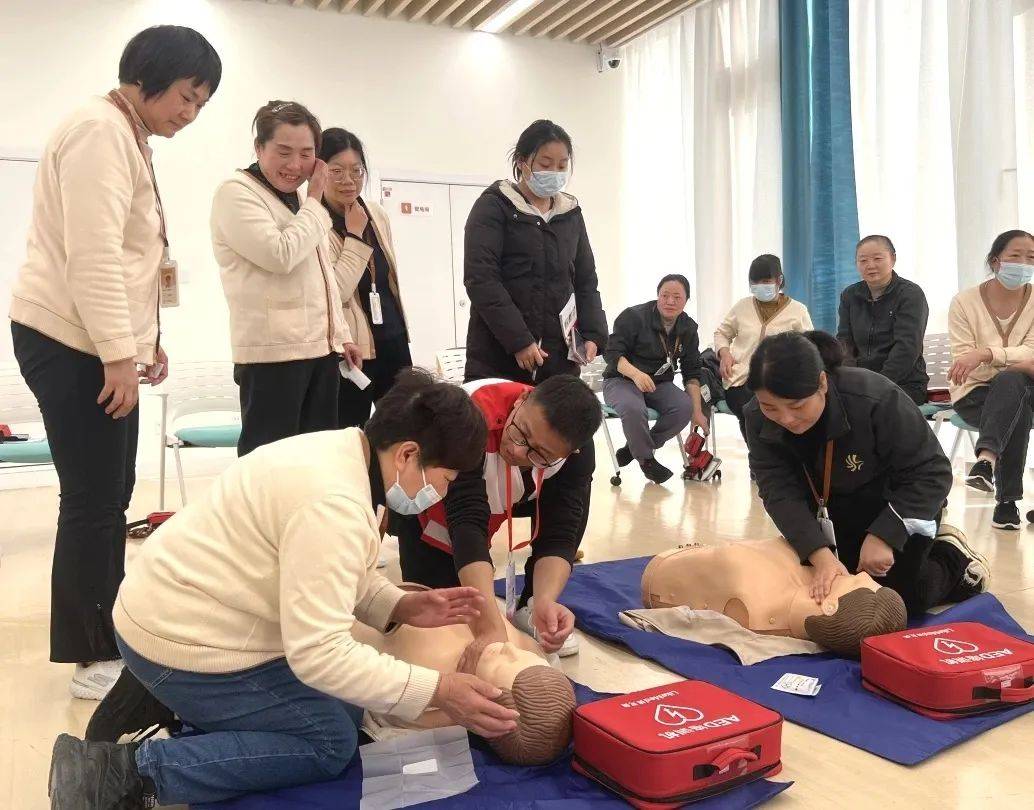 新利体育网址实训基地专业培训养老护理员“技能与知识双提升”(图3)