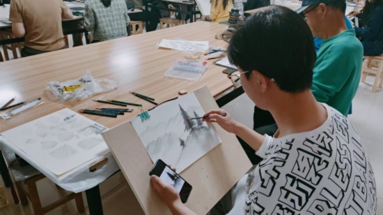 甘肃嘉峪关市总工会举办职工绘画培训班(图1)
