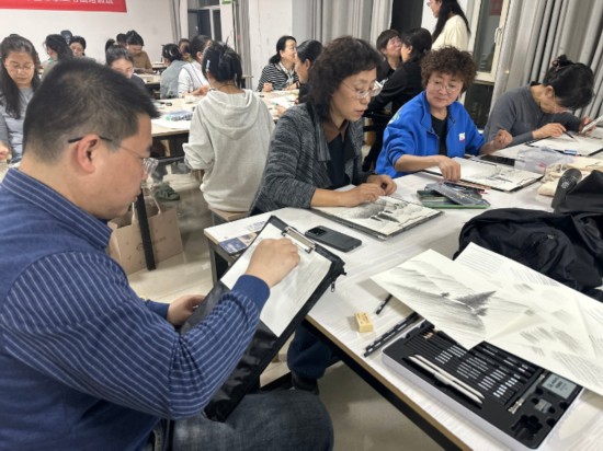 甘肃嘉峪关市总工会举办职工绘画培训班(图2)
