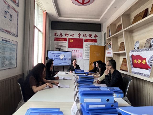 采撷归来 致知力行——宜宾市高县逸夫小学校开展二级培训讲座(图1)
