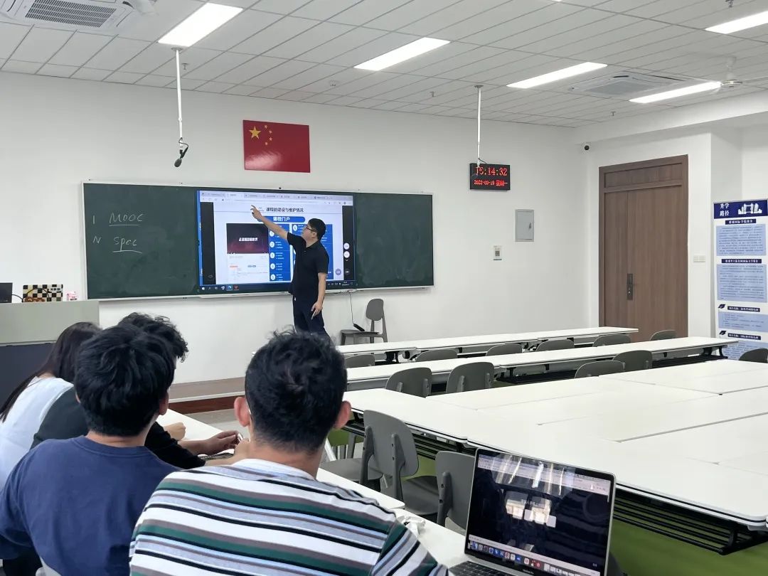 新利体育官网抓住未来：2025年教师人工智能素养提升培训开班