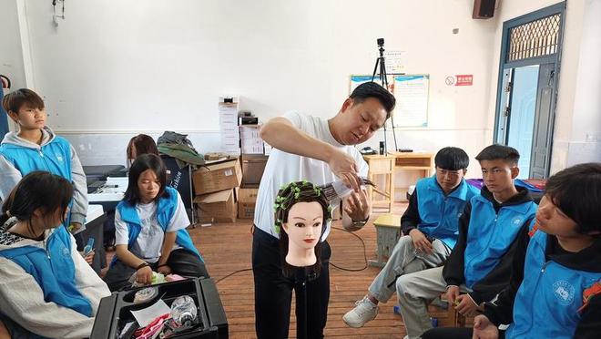 贵州黔西：技能培训助力初高中毕业生走稳就业路(图1)
